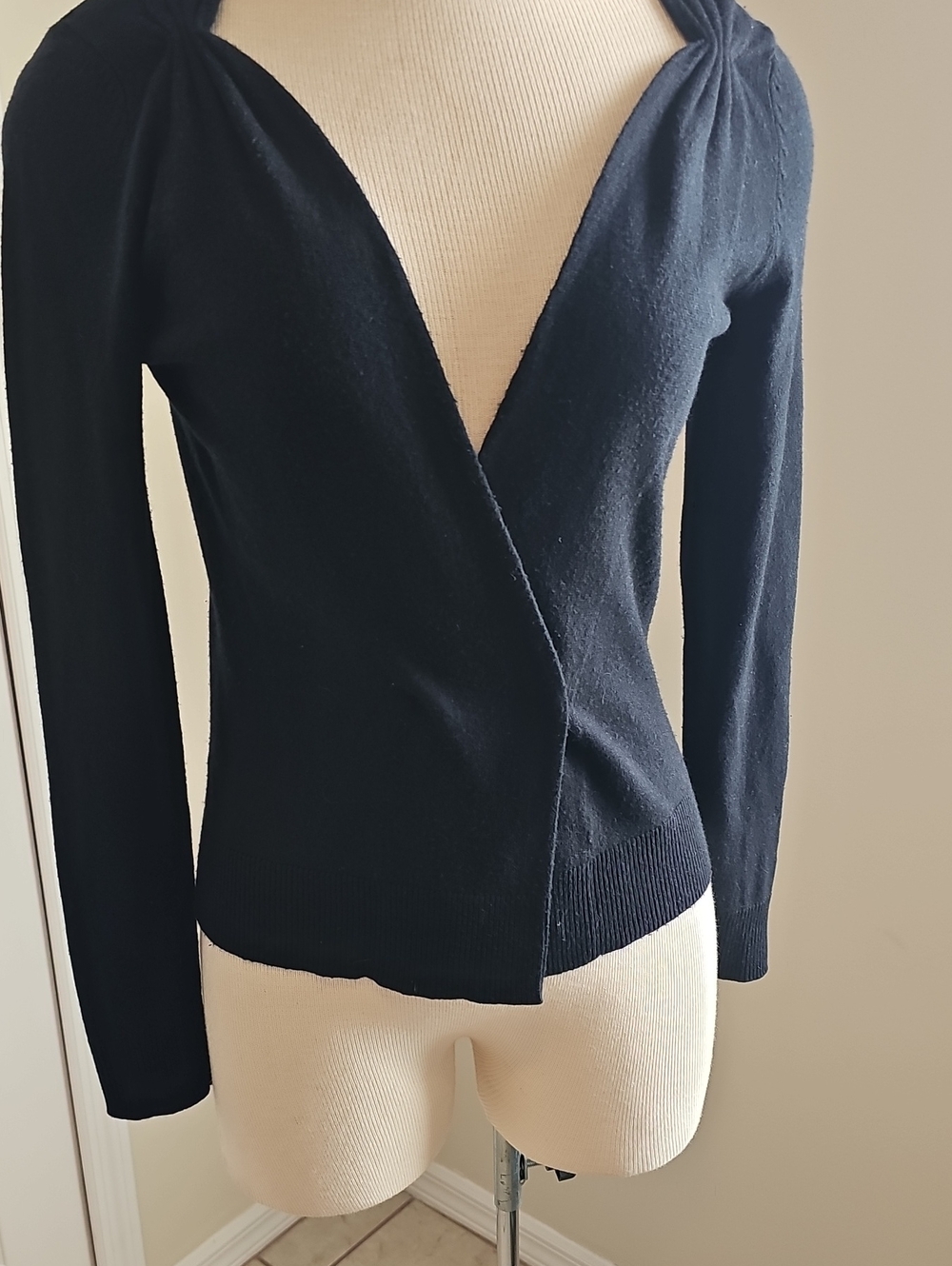Classic Black V-Neck Wrap-Style Sweater.85% Silk 15% Cashmers. XS. FAUX WRAP.